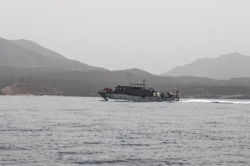 Un buque de la Armada del gobierno de Yemen, con sede en Adén y reconocido internacionalmente, patrulla una ruta marítima frente a la isla de Hanish, en el Mar Rojo, el 27 de julio de 2026.(Khaled ZIAD / AFP vía Getty Images)