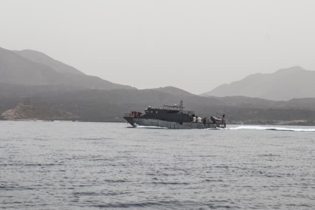 Un buque de la Armada del gobierno de Yemen, con sede en Adén y reconocido internacionalmente, patrulla una ruta marítima frente a la isla de Hanish, en el Mar Rojo, el 27 de julio de 2026.(Khaled ZIAD / AFP vía Getty Images)