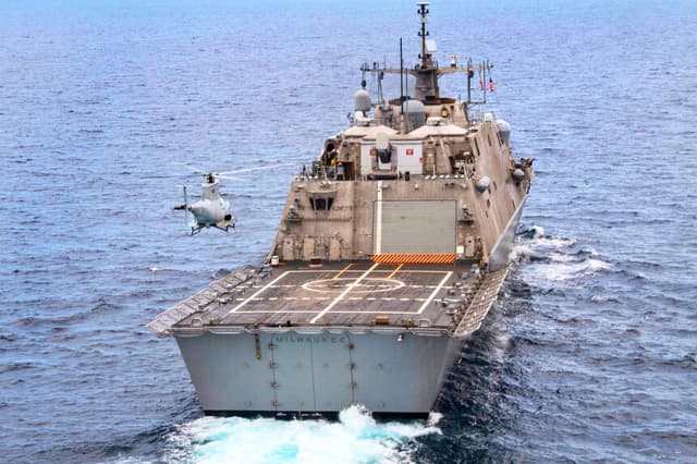 El USS Milwaukee, un buque de combate litoral de la clase Freedom, navega en navegación como vehículo aéreo no tripulado MQ-8B Fire Scout durante operaciones de vuelo en el Océano Atlántico, el 27 de junio de 2019. Especialista en Comunicaciones Masivas de 2ª Clase Anderson W. (Rama/Marina de EE. UU. vía AP).