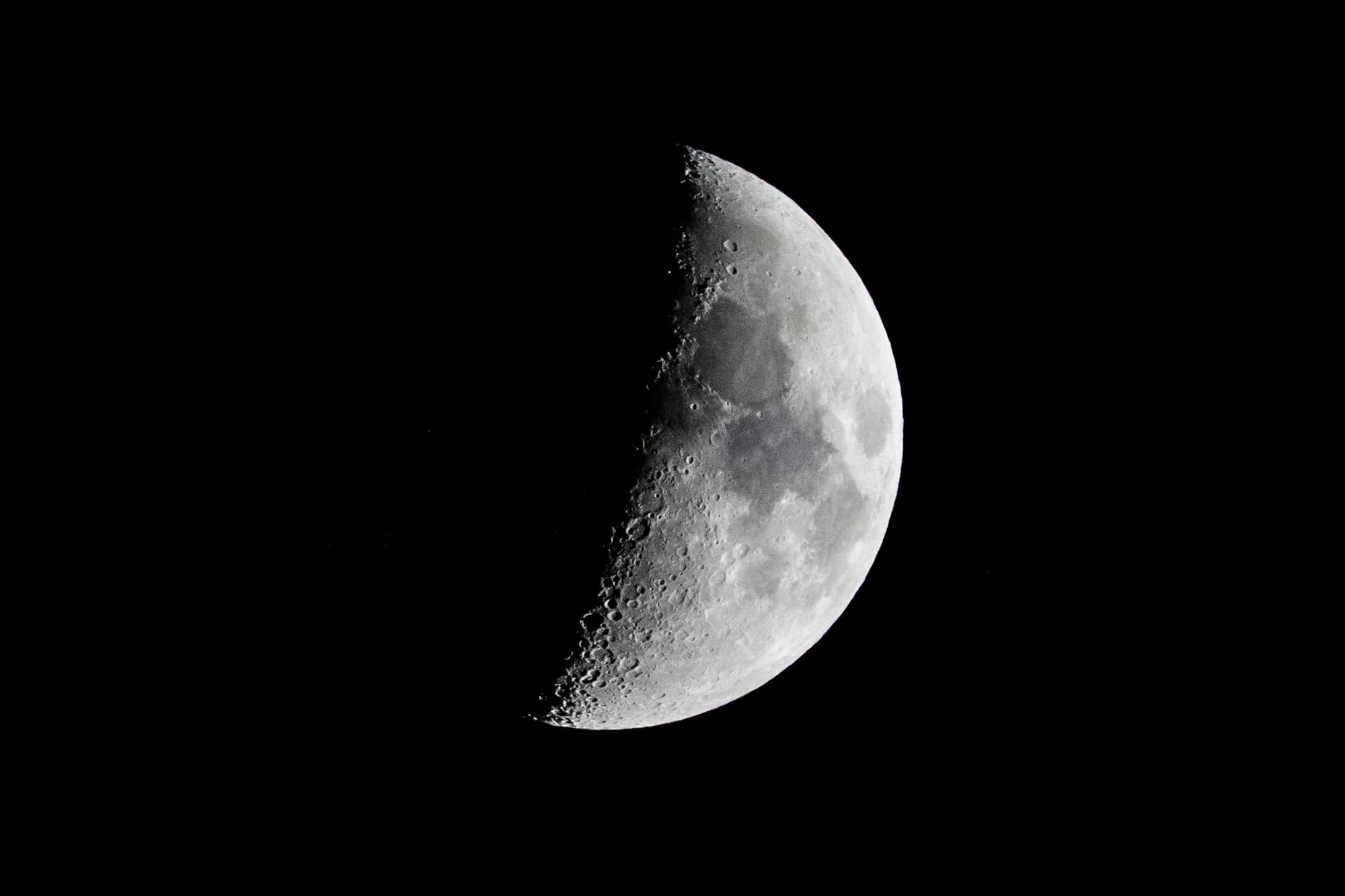 La Luna se observa sobre Los Ángeles el 28 de octubre de 2025. El pico de la lluvia de meteoros de las Perseidas de este año coincidirá con la luna nueva, lo que proporcionará cielos oscuros y condiciones óptimas para observar los meteoros más débiles. (John Fredricks/The Epoch Times).