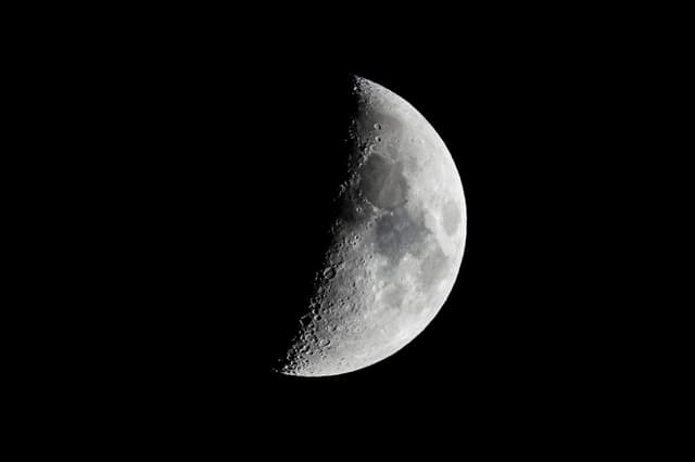 La Luna se observa sobre Los Ángeles el 28 de octubre de 2025. El pico de la lluvia de meteoros de las Perseidas de este año coincidirá con la luna nueva, lo que proporcionará cielos oscuros y condiciones óptimas para observar los meteoros más débiles. (John Fredricks/The Epoch Times).