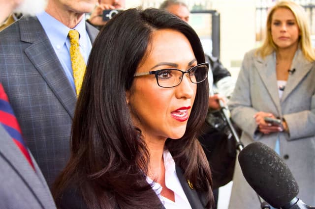 Lauren Boebert (R-Colo.), miembro del grupo parlamentario "Freedom Caucus" (Grupo por la Libertad), habla con los periodistas frente al Ala Oeste de la Casa Blanca, en Washington, el 5 de marzo de 2025. (Travis Gillmore/The Epoch Times).
