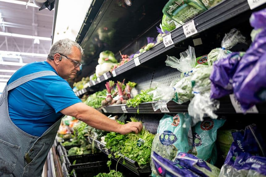 Un cliente compra cilantro en un Walmart Supercenter el 23 de julio de 2026 en Austin, Texas. El brote de ciclosporiasis, una enfermedad intestinal causada por el parásito microscópico Cyclospora cayetanensis, se ha extendido por varios estados y sigue siendo objeto de investigación por parte de las autoridades sanitarias federales, después de que a principios de mayo se reportara el primer caso conocido de la enfermedad. (Brandon Bell/Getty Images)