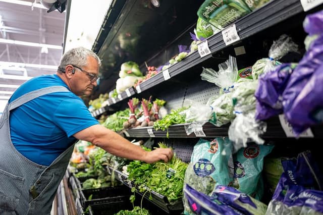 Un cliente compra cilantro en un Walmart Supercenter el 23 de julio de 2026 en Austin, Texas. El brote de ciclosporiasis, una enfermedad intestinal causada por el parásito microscópico Cyclospora cayetanensis, se ha extendido por varios estados y sigue siendo objeto de investigación por parte de las autoridades sanitarias federales, después de que a principios de mayo se reportara el primer caso conocido de la enfermedad. (Brandon Bell/Getty Images)