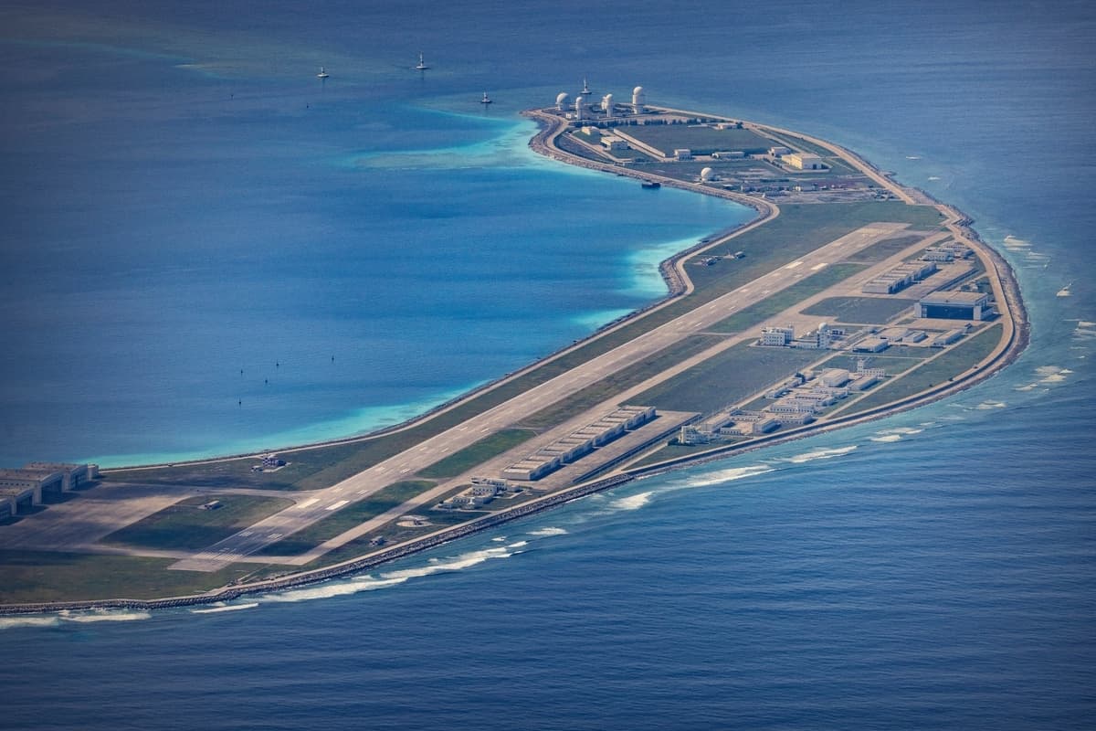 En la imagen, tomada el 25 de octubre de 2022, se observan un aeródromo, edificios y estructuras en la isla artificial construida por China en el Arrecife Mischief, en las Islas Spratly, en el Mar de China Meridional. (Ezra Acayan/Getty Images)
