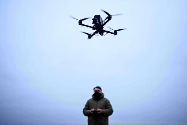 Un militar controla un dron en un lugar no revelado de Ucrania el 4 de diciembre de 2025. (Evgeniy Maloletka/AP).