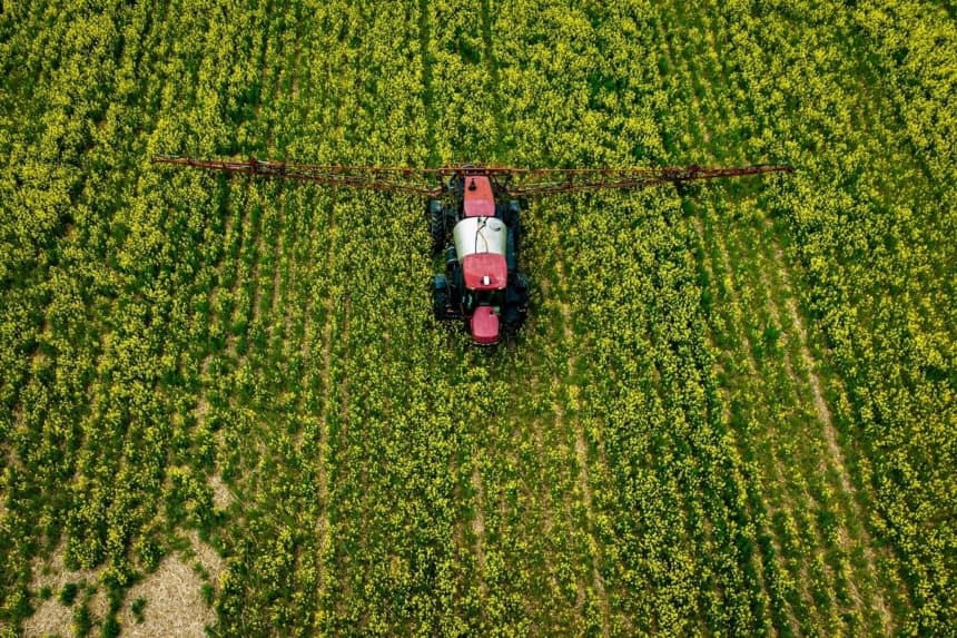 Un agricultor aplica pesticidas en un campo en Centreville, Maryland, el 25 de abril de 2022. (Jim Watson/AFP vía Getty Images)