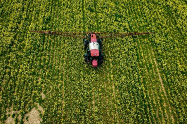 Un agricultor aplica pesticidas en un campo en Centreville, Maryland, el 25 de abril de 2022. (Jim Watson/AFP vía Getty Images)