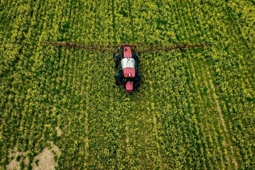 Un agricultor aplica pesticidas en un campo en Centreville, Maryland, el 25 de abril de 2022. (Jim Watson/AFP vía Getty Images)