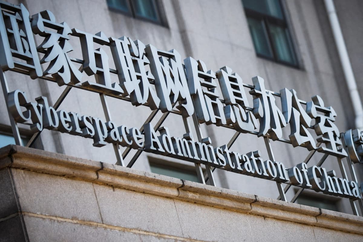 Un letrero sobre una oficina de la Administración del Ciberespacio de China (CAC) en Beijing, el 8 de julio de 2021. (Thomas Peter /Reuters).