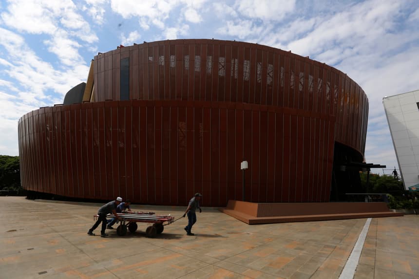 Vista general de la fachada de la Arena USC de la Universidad Santiago de Cali, captada el pasado 29 de julio, donde será la investidura del nuevo presidente de Colombia, Abelardo de la Espriella, este 7 de agosto, en Cali, Colombia. (EFE/STR)