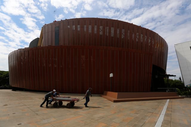 Vista general de la fachada de la Arena USC de la Universidad Santiago de Cali, captada el pasado 29 de julio, donde será la investidura del nuevo presidente de Colombia, Abelardo de la Espriella, este 7 de agosto, en Cali, Colombia. (EFE/STR)