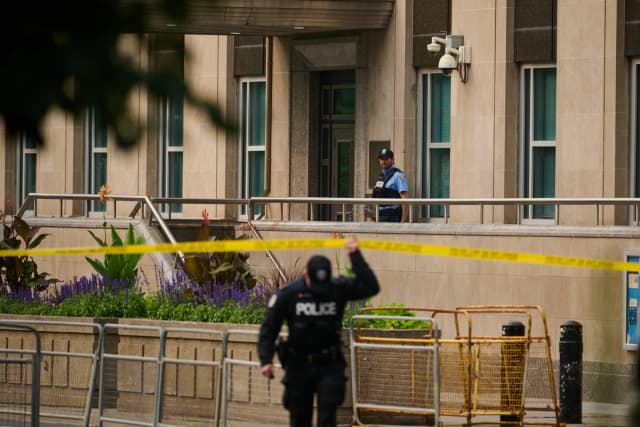 La policía trabaja en el lugar de un tiroteo ocurrido la madrugada del 27 de julio de 2026 frente al Consulado de Estados Unidos en Toronto. (The Canadian Press/Sammy Kogan).
