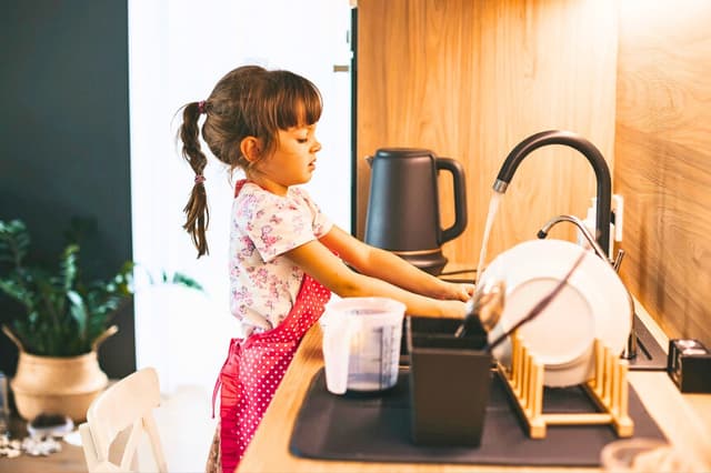 Las tareas domésticas adecuadas a la edad enseñan a los niños sobre responsabilidad y resiliencia. (Anna Lurye/Shutterstock)