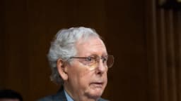 El senador McConnell es dado de alta del centro de rehabilitación
