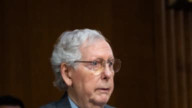 El senador McConnell es dado de alta del centro de rehabilitación
