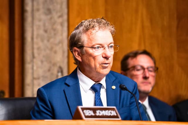 El senador Rand Paul (R-Ky.), presidente del Comité del Senado sobre Seguridad Nacional y Asuntos Gubernamentales, habla durante una audiencia con el Dr. Anthony Fauci, exdirector del Instituto Nacional de Alergias y Enfermedades Infecciosas en los Institutos Nacionales de Salud, en Washington el 29 de julio de 2026. (Madalina Kilroy/The Epoch Times).