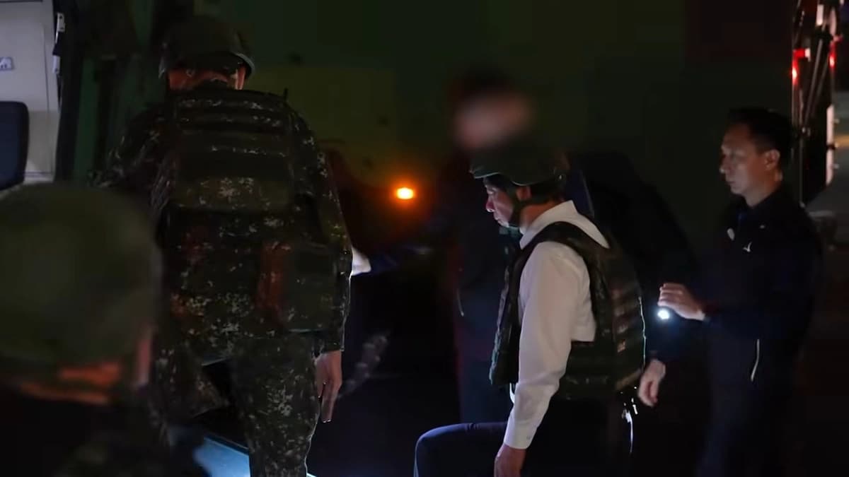 El presidente taiwanés Lai Ching-te sube a bordo de un vehículo blindado «Clouded Leopard» durante un ejercicio de emergencia en Taipéi, Taiwán, el 5 de agosto de 2026. (Cortesía de la Oficina del Presidente de la República de China)