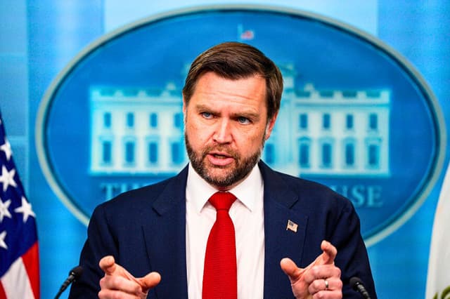 El vicepresidente JD Vance habla durante una rueda de prensa en la Sala de Ruedas de Prensa Brady en la Casa Blanca el 18 de junio de 2026. (Andrew Harnik/Getty Images).