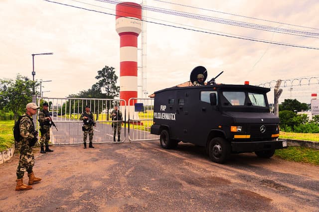 Agentes de la policía aérea militar vigilan una entrada del Aeropuerto Internacional Silvio Pettirossi en Luque, Paraguay, el 17 de enero de 2026. (Daniel DUARTE / AFP vía Getty Images)