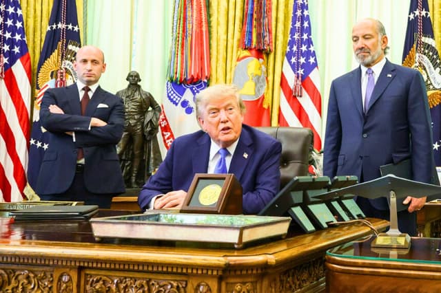El presidente Donald Trump (C) pronuncia un discurso mientras el subjefe de gabinete de la Casa Blanca y asesor de Seguridad Nacional, Stephen Miller (I), y el secretario de Comercio de EE. UU., Howard Lutnick, lo observan durante un evento en el Despacho Oval de la Casa Blanca el 6 de agosto de 2026. (Alex Wong/Getty Images).