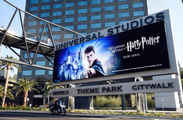 La entrada a Universal Studios en Universal City, California, el 23 de agosto de 2016. (Chris Pizzello/Invision/AP)
