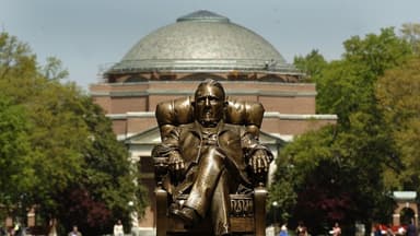 Facultad de Derecho de Duke discriminó a solicitantes blancos y asiáticos: DOJ