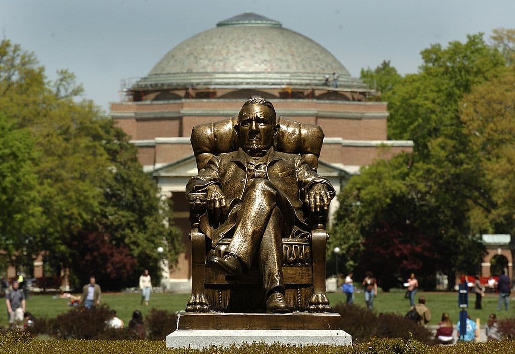 La estatua de Washington Duke en el campus este de la Universidad de Duke, junto al auditorio Baldwin, se muestra en Durham, Carolina del Norte, el 11 de abril de 2006. (Sara D. Davis/Getty Images).