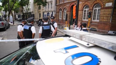 Apuñalan a 4 personas en el centro de Londres; la policía lo vincula a un incidente de salud mental