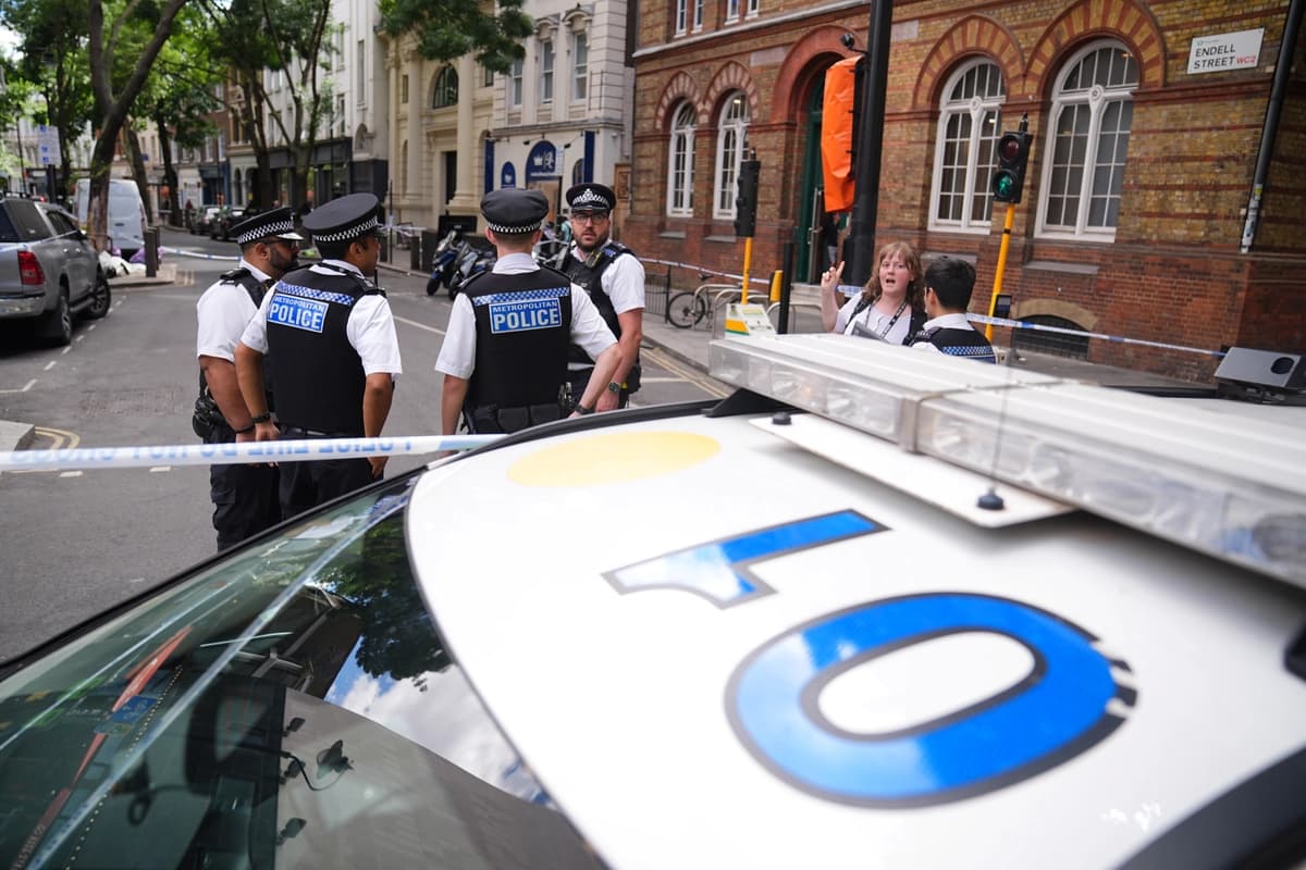 Agentes de policía permanecen en el lugar de los hechos en Endell Street, en Covent Garden, tras el apuñalamiento de cuatro hombres en el centro de Londres el 5 de agosto de 2026. (James Manning/PA vía AP).