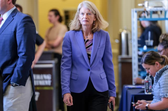 La senadora estadounidense Lisa Murkowski (R-AK) se retira de un almuerzo con los republicanos del Senado en el Edificio del Capitolio de los Estados Unidos el 6 de agosto de 2026 en Washington, DC. (Anna Moneymaker/Getty Images)