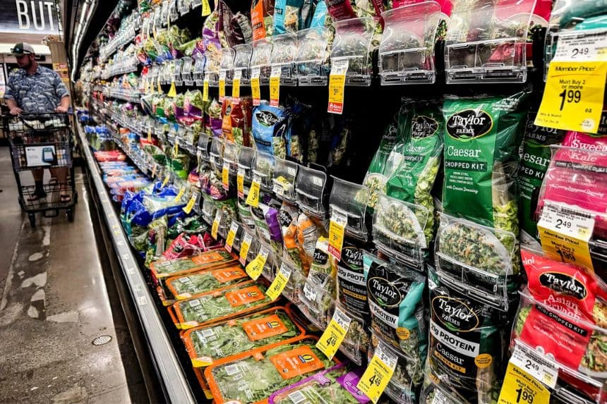 En una tienda Safeway de Kings Beach, California, se exhiben paquetes de lechugas de Taylor Farms, el 16 de julio de 2026. (Justin Sullivan/Getty Images)