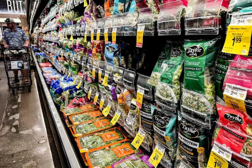 En una tienda Safeway de Kings Beach, California, se exhiben paquetes de lechugas de Taylor Farms, el 16 de julio de 2026. (Justin Sullivan/Getty Images)