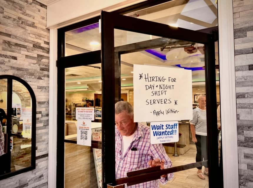 Anuncio de contratación en la puerta de un restaurante en Vineland, Nueva Jersey, el 4 de junio de 2024. (Madalina Vasiliu/The Epoch Times)