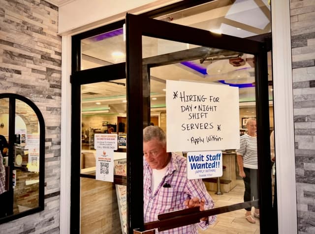 Anuncio de contratación en la puerta de un restaurante en Vineland, Nueva Jersey, el 4 de junio de 2024. (Madalina Vasiliu/The Epoch Times)