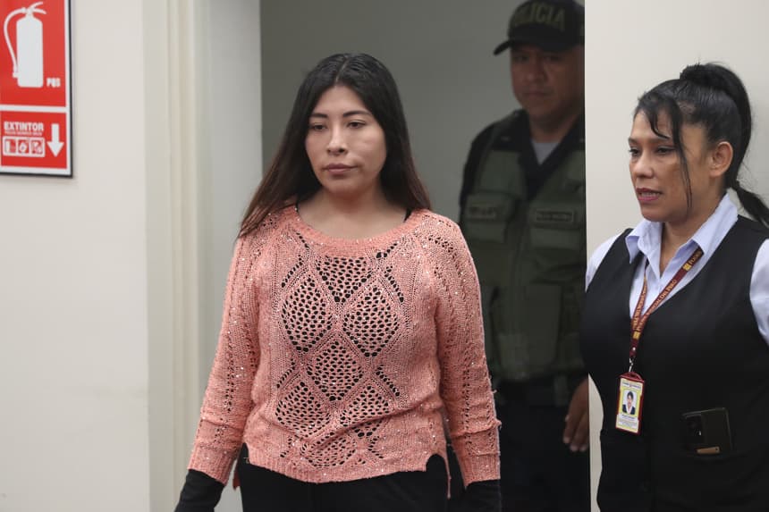 Fotografía de archivo del 18 de marzo de 2025 que muestra a la ex primera ministra de Pedro Castillo, Betssy Chávez (i), ingresando a una sala de audienciasen Lima (Perú). Los gobiernos de Perú y México acordaron restablecer sus relaciones diplomáticas, después de que el ejecutivo peruano, de la presidenta derechista Keiko Fujimori, aceptó dar el salvoconducto a Chávez, a la que el gobierno mexicano había otorgado asilo diplomático. (EFE/ Paolo Aguilar ARCHIVO)