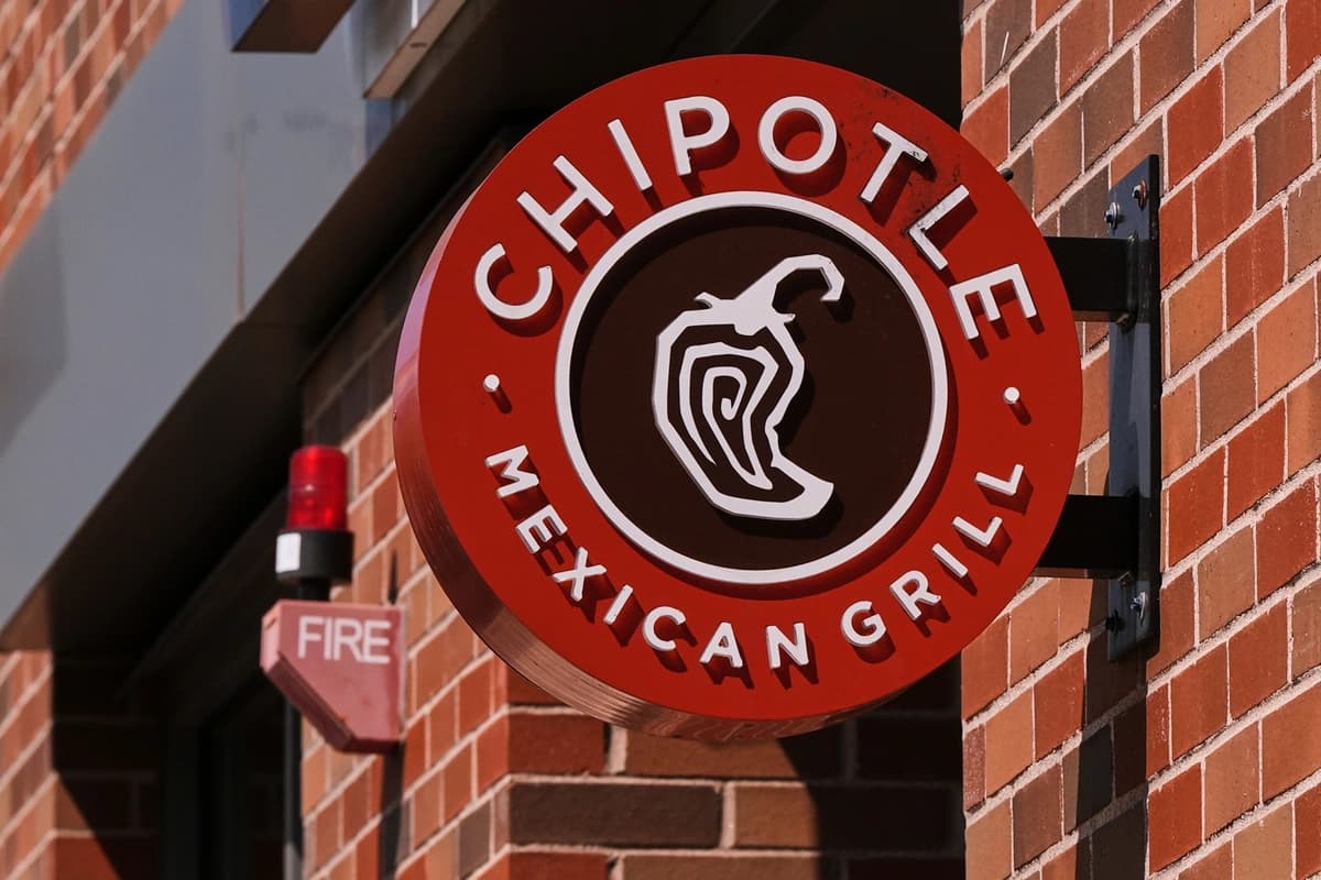 El logotipo de Chipotle se muestra en una tienda en Newton, Massachusetts, el 13 de agosto de 2025. (Foto de Charles Krupa/AP).