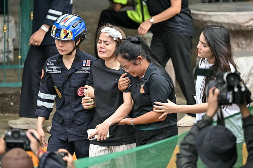 Los familiares de una maestra que perdió la vida en un tiroteo en una escuela son acompañados hasta una ambulancia en el distrito de Bang Kruai, provincia de Nonthaburi, al norte de Bangkok, la capital de Tailandia, el 7 de agosto de 2026. (Lillian Suwanrumpa/AFP vía Getty Images).