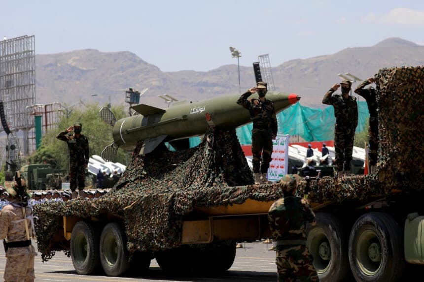 Terroristas hutíes montan guardia en un vehículo portamisiles durante un desfile militar con motivo del noveno aniversario de la toma de la capital yemení, Saná, por parte de los hutíes, el 21 de septiembre de 2023. (Mohammed Huwais/AFP vía Getty Images).
