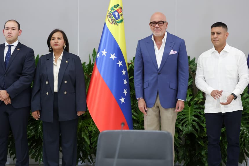 La exdiputada y quien encabeza la delegación opositora, Dinorah Figuera (c-i); el presidente del Parlamento, Jorge Rodríguez (c-d), y el vicepresidente de la Asamblea Nacional de Venezuela; Pedro Infante (d), asisten la instalación formal de la mesa de diálogo, impulsada por Estados Unidos, para avanzar hacia una transición en el país suramericano este jueves, en Caracas, Venezuela. (EFE/ Miguel Gutiérrez)