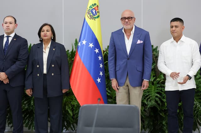 La exdiputada y quien encabeza la delegación opositora, Dinorah Figuera (c-i); el presidente del Parlamento, Jorge Rodríguez (c-d), y el vicepresidente de la Asamblea Nacional de Venezuela; Pedro Infante (d), asisten la instalación formal de la mesa de diálogo, impulsada por Estados Unidos, para avanzar hacia una transición en el país suramericano este jueves, en Caracas, Venezuela. (EFE/ Miguel Gutiérrez)