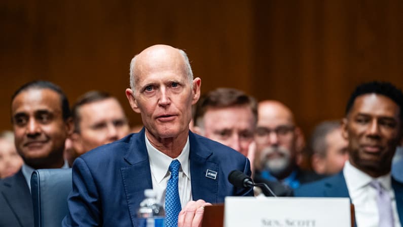 Senador Rick Scott presenta proyecto que autoriza uso de aranceles para abordar déficits comerciales