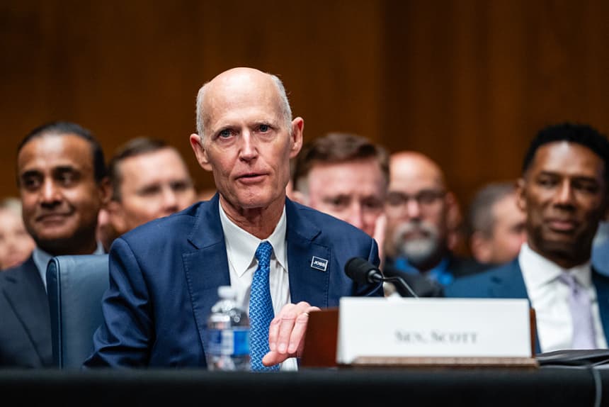 El senador Rick Scott (R-FL) presenta a Keith Sonderling, secretario interino de Trabajo de EE. UU. (quien no aparece en la imagen), durante una audiencia de confirmación de la Comisión de Salud, Educación, Trabajo y Pensiones del Senado, celebrada en el Capitolio el 16 de julio de 2026 en Washington, D.C. (Eric Lee/Getty Images)