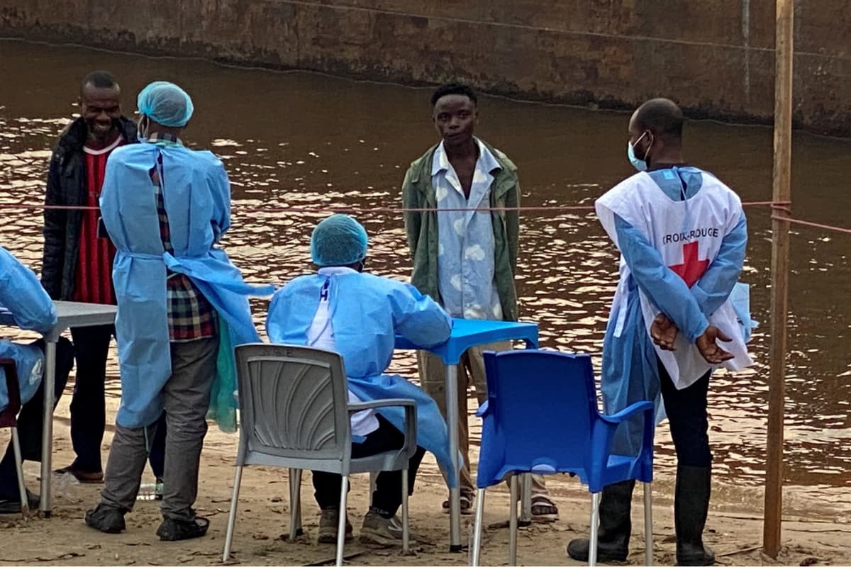 Pasajeros de una embarcación interceptada por las autoridades sanitarias esperan para someterse a pruebas tras la muerte de un pasajero sospechoso de padecer ébola, en Kinshasa, Congo, el 6 de agosto de 2026. (Benoit Nyemba/Reuters).