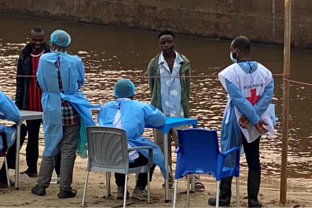 Pasajeros de una embarcación interceptada por las autoridades sanitarias esperan para someterse a pruebas tras la muerte de un pasajero sospechoso de padecer ébola, en Kinshasa, Congo, el 6 de agosto de 2026. (Benoit Nyemba/Reuters).