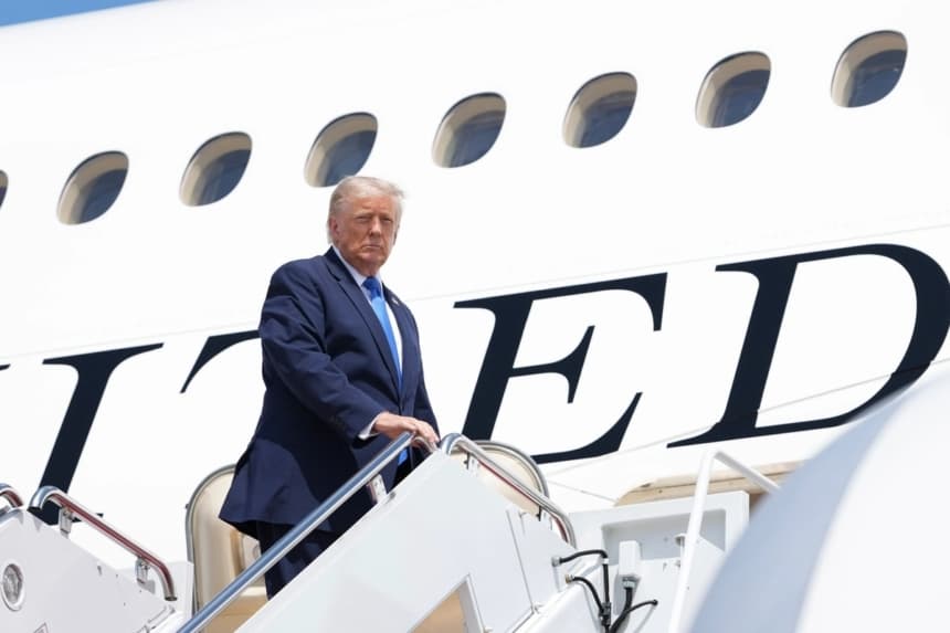 El presidente Donald Trump aborda el Air Force One en la Base Conjunta Andrews, en Maryland, el 4 de agosto de 2026. (Mark Schiefelbein/AP Photo)