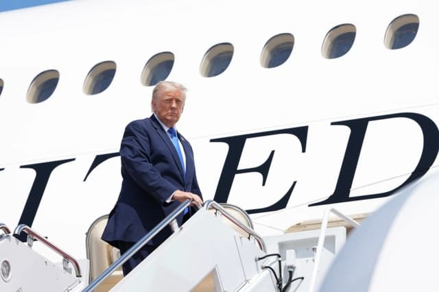El presidente Donald Trump aborda el Air Force One en la Base Conjunta Andrews, en Maryland, el 4 de agosto de 2026. (Mark Schiefelbein/AP Photo)