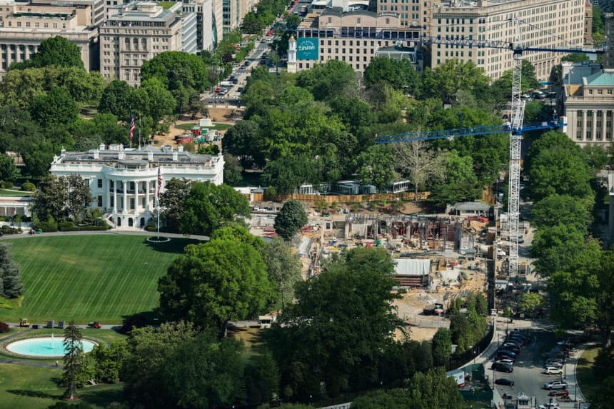 Desde el Monumento a Washington se observan grúas de construcción en el sitio donde se encontraba el antiguo Ala Este de la Casa Blanca, el 17 de abril de 2026. (Anna Moneymaker/Getty Images).