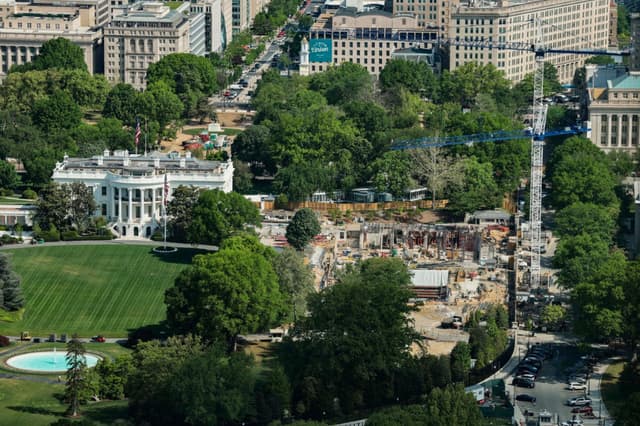 Desde el Monumento a Washington se observan grúas de construcción en el sitio donde se encontraba el antiguo Ala Este de la Casa Blanca, el 17 de abril de 2026. (Anna Moneymaker/Getty Images).