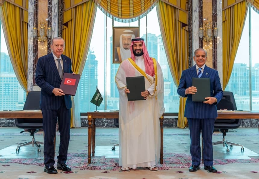 El presidente turco, Recep Tayyip Erdogan (izquierda), el príncipe heredero saudí, Mohammed bin Salman (centro), y el primer ministro paquistaní, Shehbaz Sharif (derecha), en La Meca, Arabia Saudita, el 7 de agosto de 2026. (Agencia de Prensa Saudita vía AP)